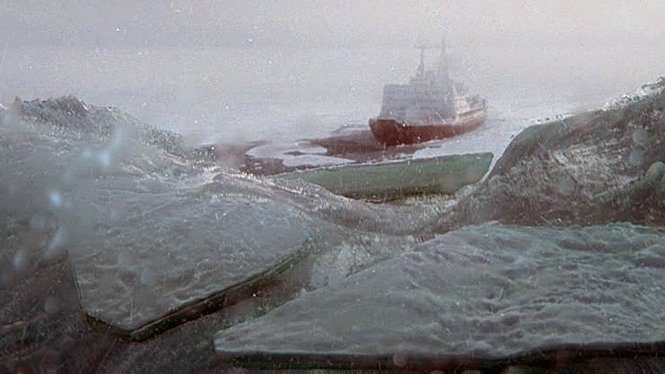 Во время ледового плена моряки решают не столько производственные, сколько экзистенциальные вопросы (на фото кадры из фильма &quot;Ледокол&quot;)  