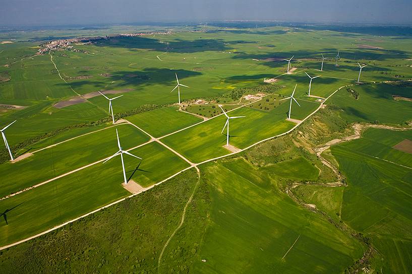 ЛУКОЙЛ владеет ветроэлектростанцией Land Power, которая в 2015 году выработала 212,39 млн кВт ч электроэнергии 
