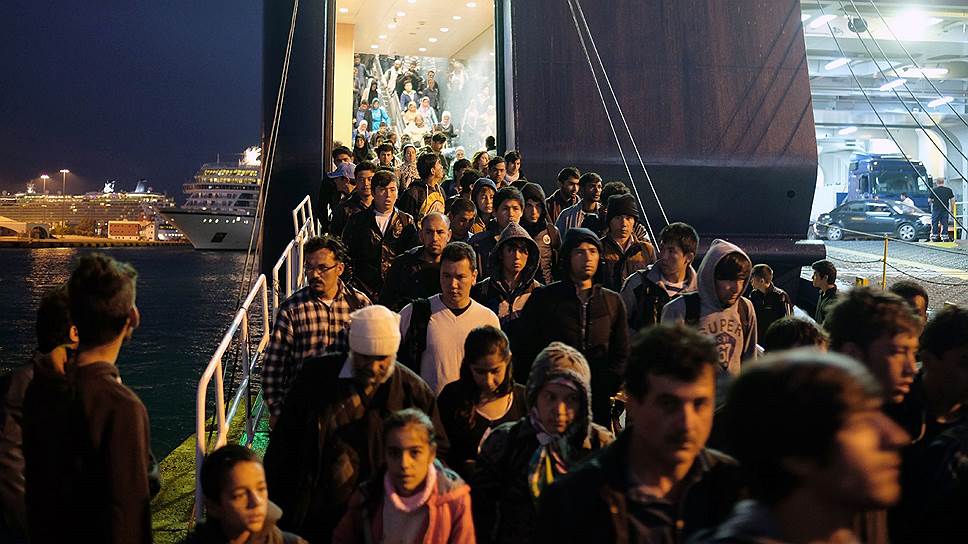 Тем временем беженцы растекались по всей стране: где для них построят лагеря, во избежание волнений не объявляют 