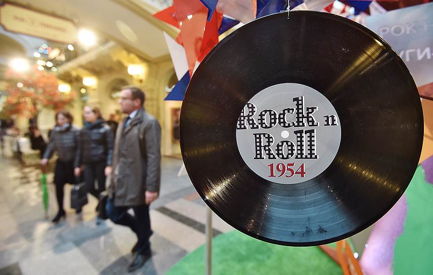 В 1954 году мир впервые услышал культовую песню Rock Around the Clock Билла Хейли -- и родилась мода на рок-н-ролл