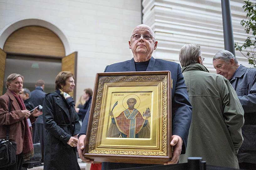 Православных верующих в Париже немало. Некоторые пришли на открытие со своими иконами 
