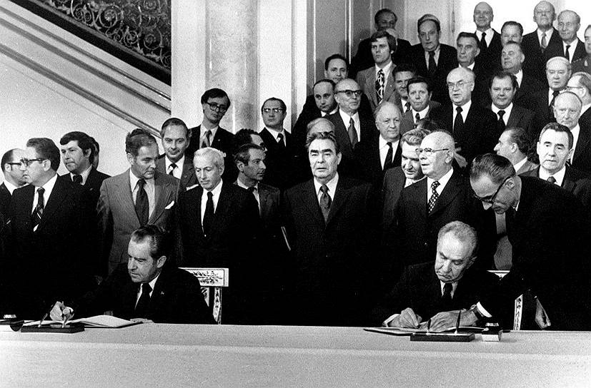 Председатель Совмина СССР Алексей Косыгин и канцлер ФРГ Вилли Брандт подписывают мирный договор между СССР и ФРГ, 1970 год