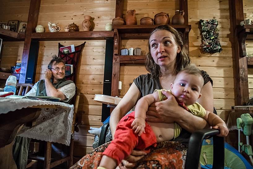 Кароль Помпон с семьей живет в деревне Светлицы в 60 км от Калуги, где управляет гостевым домом