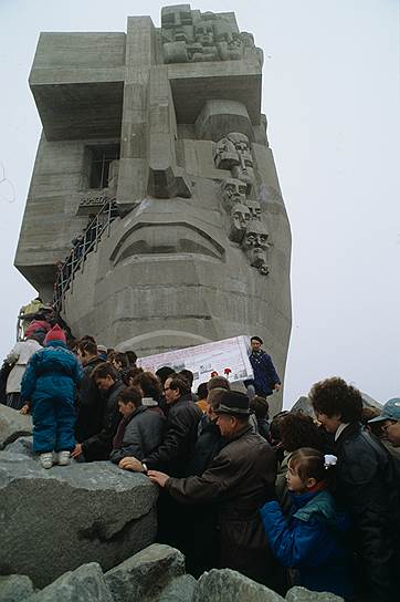 На прошлой неделе был осквернен мемориал &quot;Маска скорби&quot; в Магадане. &quot;Сталин жив!&quot; -- вывели красной краской на памятнике жертвам репрессий вандалы 
