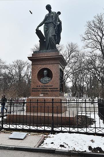 Памятник историку Николаю Карамзину в Ульяновске