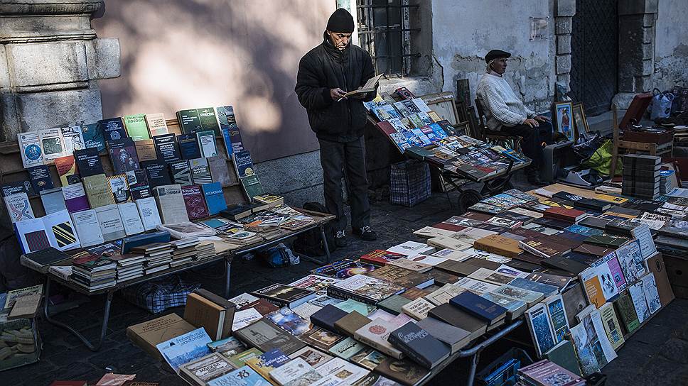 На книжных развалах Львова осталось еще немало литературы на русском языке. Однако современные писатели предпочитают украинский 
