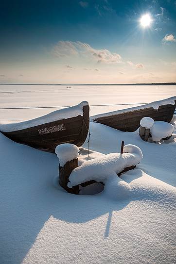Лодки -- главный в здешних местах вид транспорта, зимой замерзают вместе с озером 
