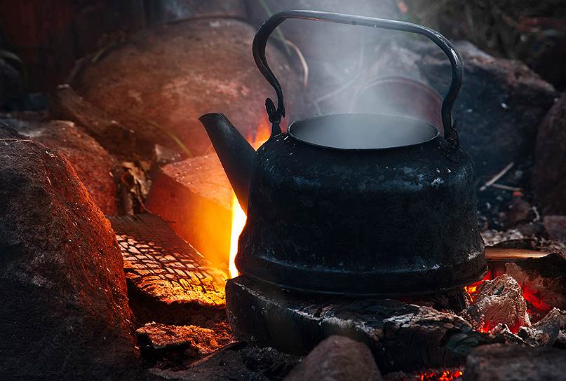 В деревне зимой без бани никак, как и без горячего чая  
