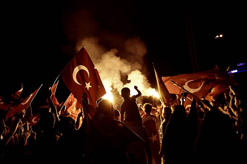 Неудачей закончилась июльская попытка вооруженного переворота в Турции, повлекшая многочисленные жертвы и тотальную политическую зачистку страны. Власть сохранил президент Реджеп Тайип Эрдоган, но ситуация в Турции остается напряженной