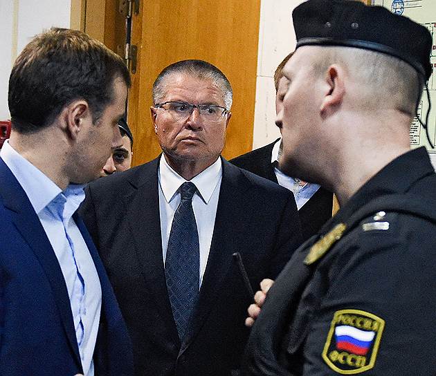 Сенсационное задержание 14 ноября министра экономического развития РФ Алексея Улюкаева, якобы за получение взятки в особо крупном размере, породило множество слухов и претендует на звание главного отечественного скандала минувшего года