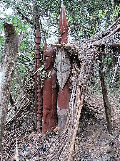 Тотемные столбы устанавливают на могилах известных людей племени консо
