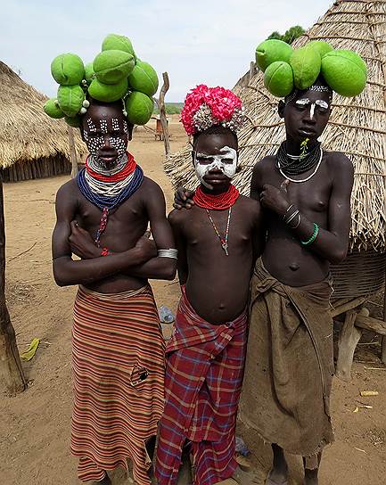 Во многих племенах Эфиопии местные жители не знают своего возраста и не празднуют дни рождения. Время, когда пора вступать в брак, определяется не возрастом, а обрядом инициации&lt;br>На фото: подростки из племени каро