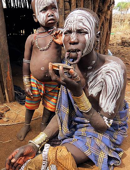 Женщина племени мурси вынула из губы свою дэби специально для читателей «Огонька»