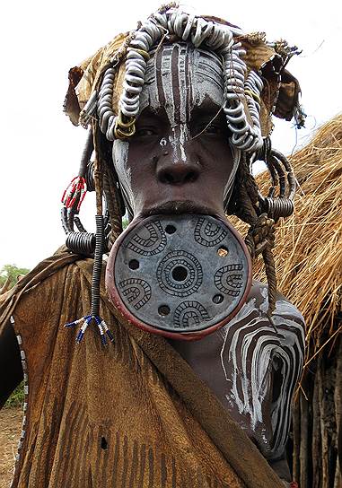 Племя мурси — самое малочисленное из тех, что населяют долину реки Омо. В нем насчитывается от 5 до 10 тысяч жителей. С самого детства женщины мурси носят дэби — керамические пластины, которые вставляют в нижнюю губу