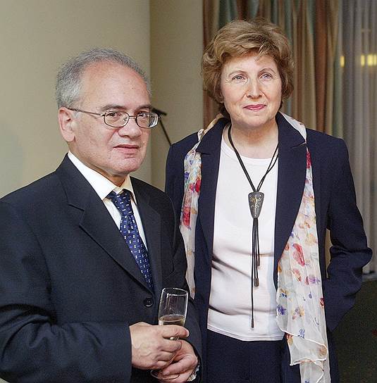 Александр Кушнер с супругой, поэтом и филологом Еленой Невзглядовой. 2005 год 