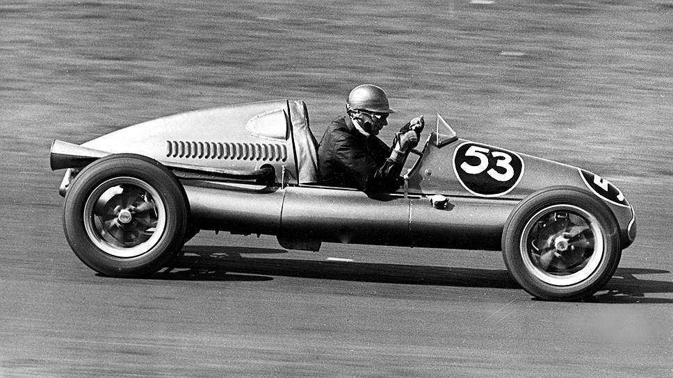 Редчайший кадр: молодой Экклстоун за рулем гоночной машины в далеком 1951 году, сделать карьеру гонщика ему так и не удалось 