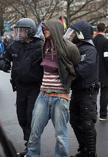 Арест протестующего против митинга тех, кто протестует против засилья беженцев. У Германии нет больше единых ценностей? 
