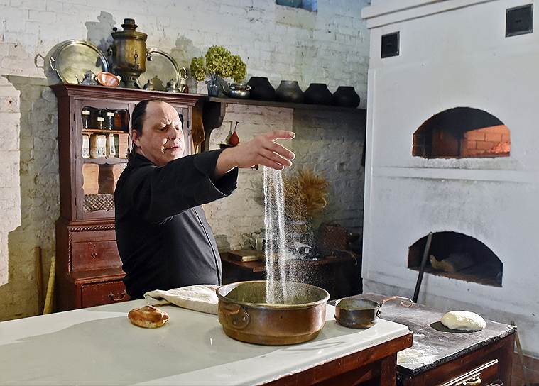 Пекарь-экскурсовод Алексей Макеев рассказывает о необычной &quot;смеси мук&quot;, из которой делают калачное тесто 