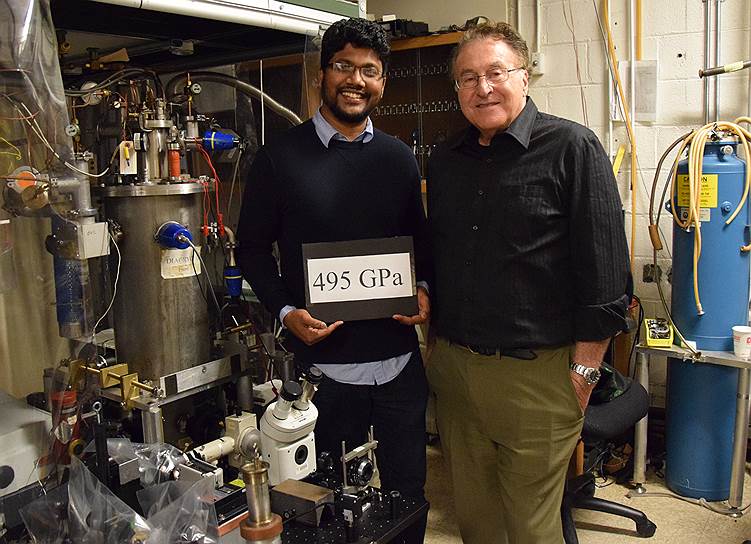 Физики Исаак Сильвера (на фото справа) и Ранга Диас показывают давление, при котором обычный водород превратился в металл 