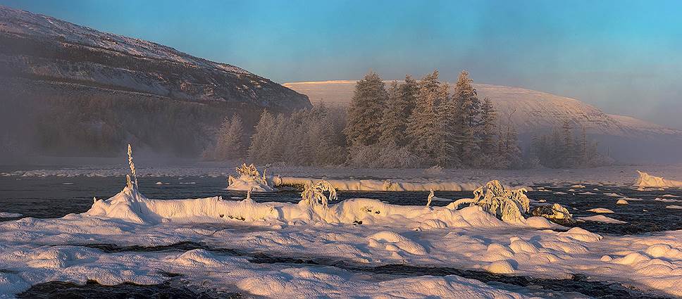Река Аян не замерзает даже в самые лютые морозы, поэтому деревья по берегам зимой всегда покрыты инеем 