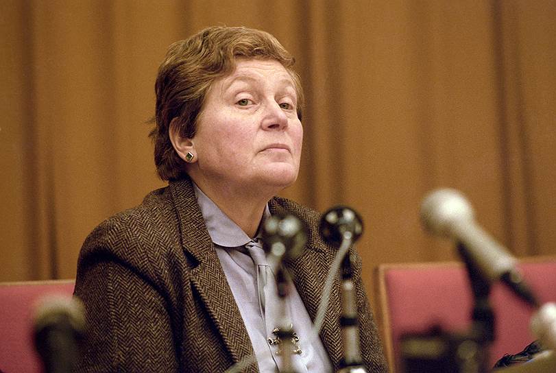 После бегства в 1967 году Аллилуева вернулась на родину в 1984 году (на фото она на пресс-конференции в Комитете советских женщин), но спустя два года опять уехала
