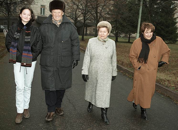 После операции на сердце. Внучка Маша, Наина Иосифовна и Татьяна Юмашева вместе с Борисом Ельциным 