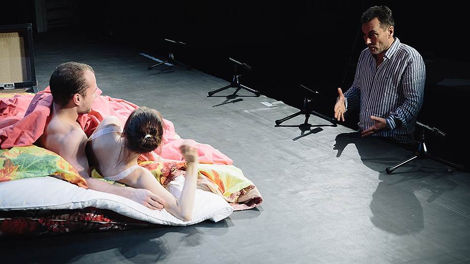 Режиссер Евгений Марчелли (справа) хочет вывести классическую пьесу Островского из догматического сна  
