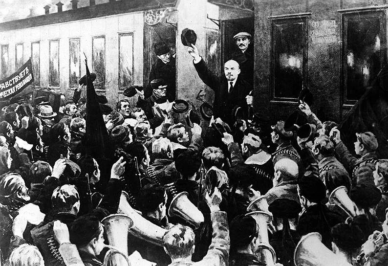Канонический советский лик: Ленин триумфально возвращается из эмиграции. Но в этой картинке неправда -- в пломбированный вагон «подселили» Сталина, которого там на самом деле не было. А было ли все остальное? 