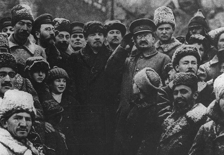 Ленин и Троцкий (справа) на торжествах по случаю трехлетия революции. Соратниками они стали не сразу 