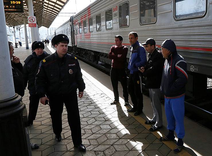 Полиция усилила контроль во многих городах России. На этом фото -- патруль на вокзале в далеком Красноярске