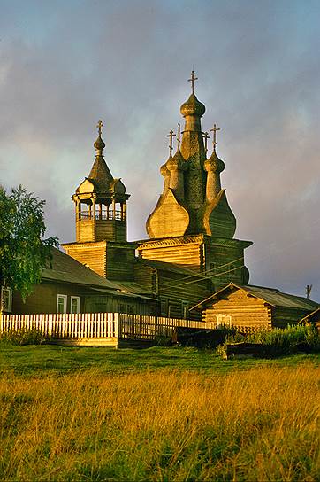Церковь Иконы Божией Матери Одигитрии в деревне Кимже (Мезенский район, Архангельская область). Снимок был сделан в 2000 году, позднее церковь сгорела 
