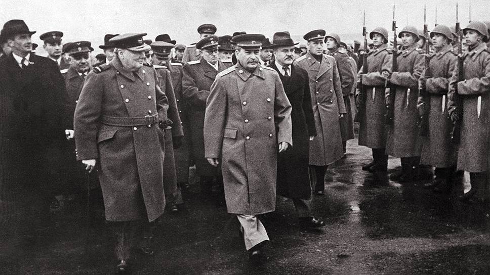 1944 год, визит премьера Великобритании в Москву. Слева направо -- глава МИД Великобритании Энтони Иден, Уинстон Черчилль, Иосиф Стали и Вячеслав Молотов 
