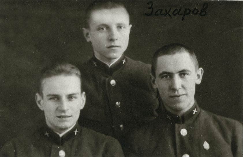 336-я школа имени Радищева, 10-й класс. Владимир Сафир -- на фото слева 
