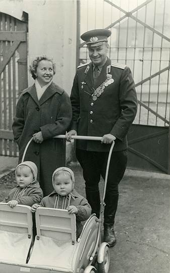 Город Гримма под Лейпцигом, 1960 год. С женой Лидией и дочерьми Катей и Таней 