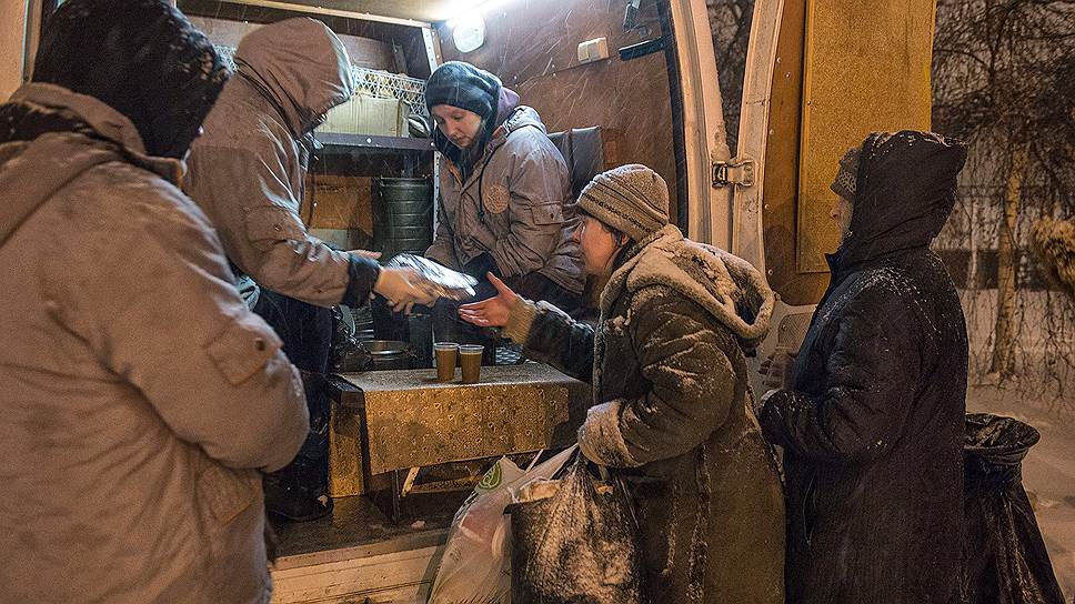 Сотрудники «Ночного автобуса» во время раздачи еды бездомным