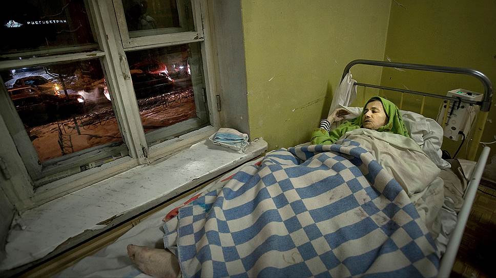 Бездомная пациентка в отделении сестринского ухода в одной из городских больниц