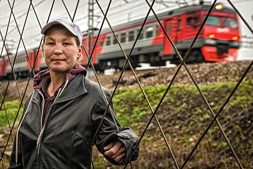 Лена Сидоренко провела в тюрьме 15 лет, а когда вернулась домой, брат указал ей на дверь. Теперь она -- староста «палаточных», группы бездомных, живущих в пункте обогрева у железнодорожной станции Обухово