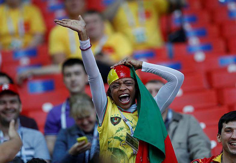 Футбол — это буря эмоций. Болельщица из Камеруна следит за матчем своей сборной с чилийцами. А мексиканские болельщики празднуют победу над Новой Зеландией 2:1