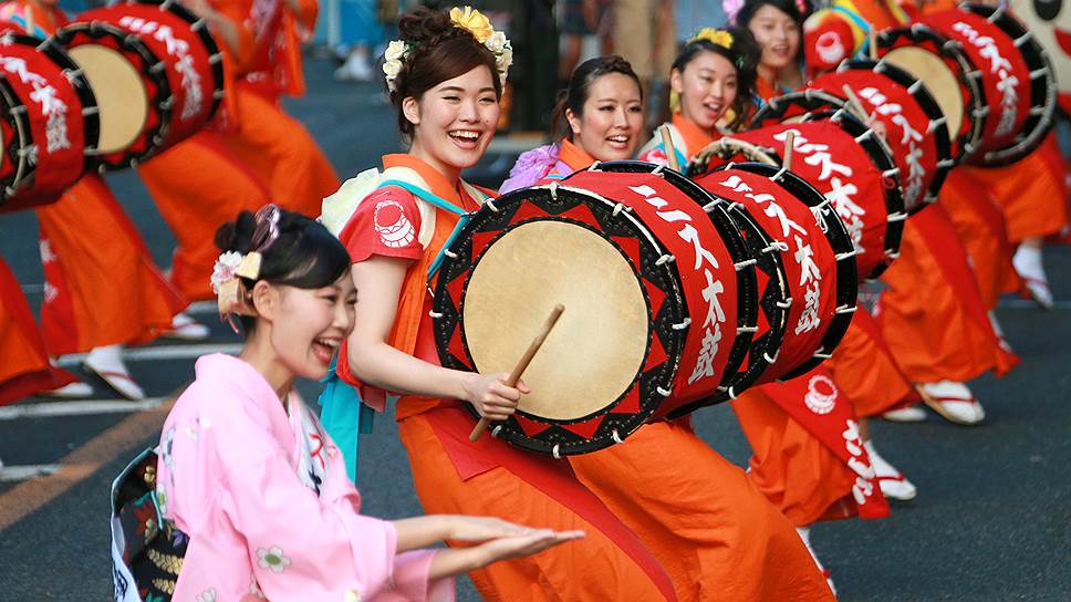 Легкие кимоно юката, барабаны тайко, традиционные танцы — все это приметы нацу мацури, фестиваля японского лета 