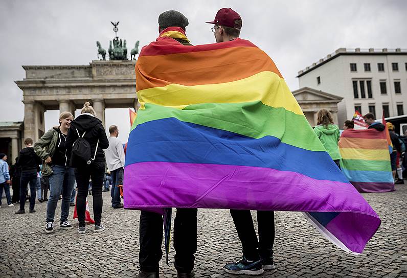 Принятие закона отметили гей-парадом в Берлине. Но семейным праздником для Германии он не стал 
