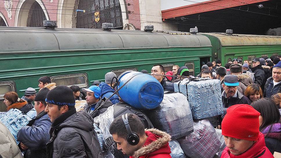Поезд из Душанбе прибыл в Москву. В большом городе бывшие медики, ученые и инженеры станут скорее всего строителями. И — поэтами