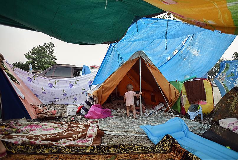 Несколько палаток объединяют в одно пространство. Детям очень нравится бегать из палатки в палатку 
