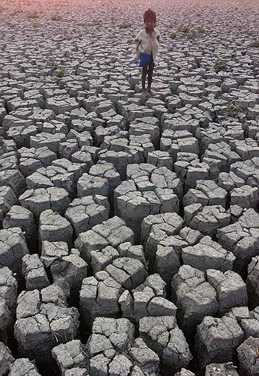 Озеро Раджсаманд (Индия, штат Раджастхан) высохло. Теперь по его дну, которого никто прежде не видел, могут гулять даже дети 