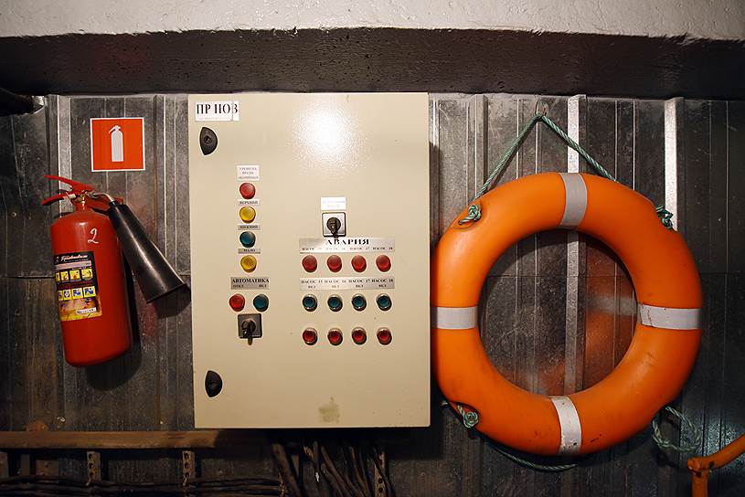 Аварийно-спасательное и специальное оборудование в помещении служы разводки моста