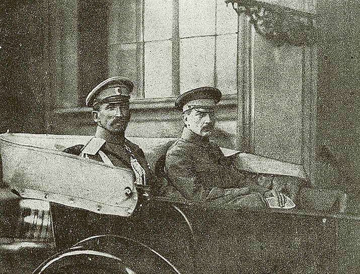 Генерал Л.Г. Корнилов и управляющий военным министерством Б.В. Савинков покидают Зимний дворец после совещания и отправляются на фронт