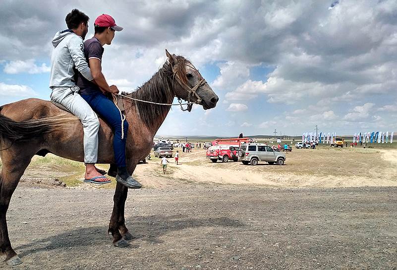 Крестьянин Улан и айтишник Нуржан поехали смотреть финал гонки у села Бахты 
