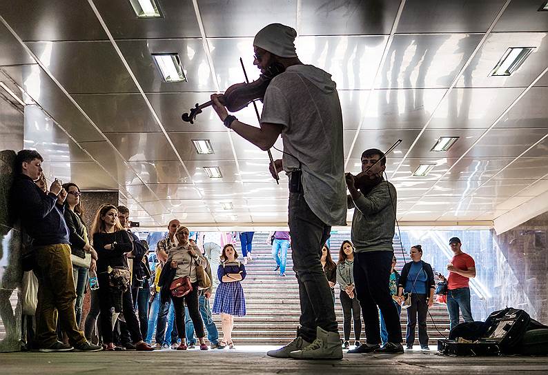 Выступление уличных скрипачей в подземном переходе на Арбатской площади