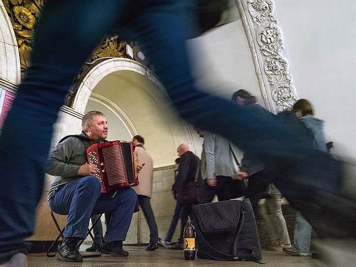 Выступление аккордиониста Владимира Захарова в переходе со станции метро &quot;Охотный ряд&quot; до &quot;Площади Революции&quot;