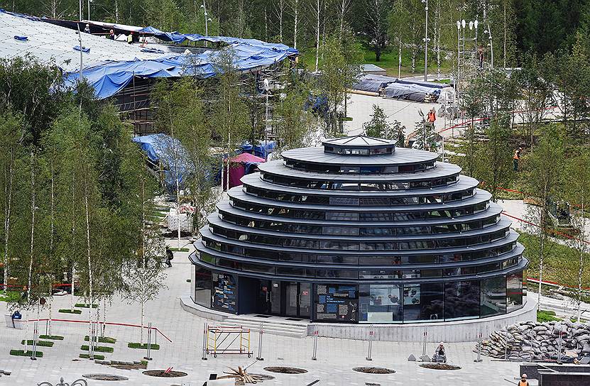 В этом круглом павильоне москвичам уже несколько лет рассказывают, каким будет парк 
