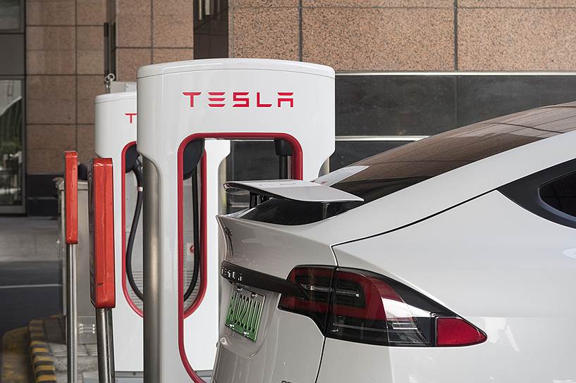 Tesla в Шанхае. Продвижение своих электромобилей по миру эта компания обеспечивает при помощи специальной сети парковок-заправок 
